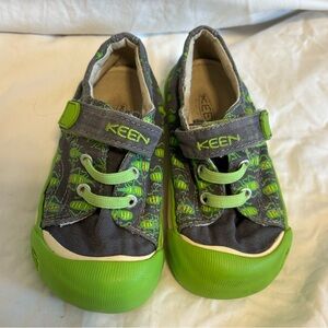 Size 7 keens sneakers.